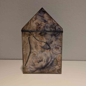 Ξύλινο σπιτάκι με ντεκουπάζ