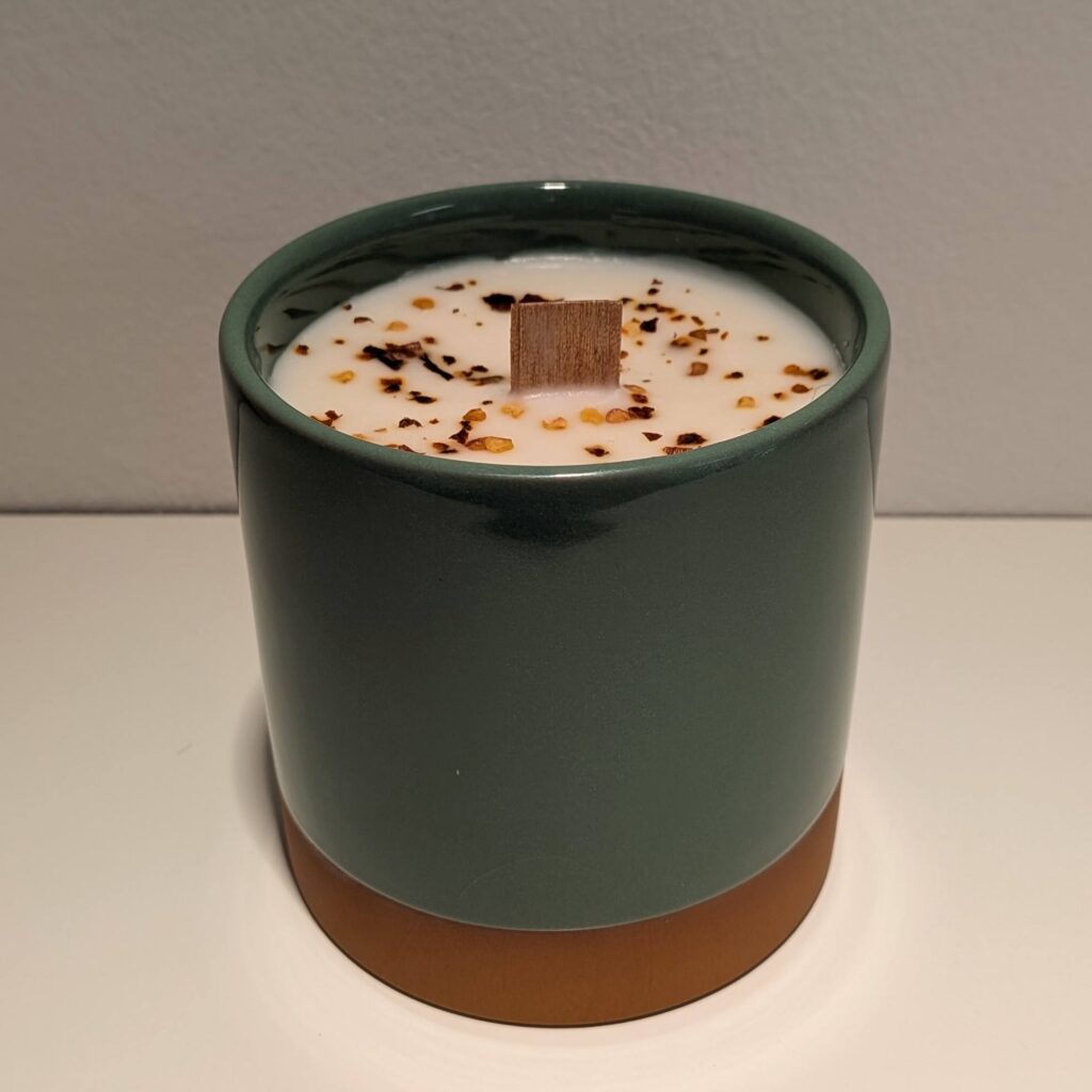 Κερί σε κεραμικό δοχείο