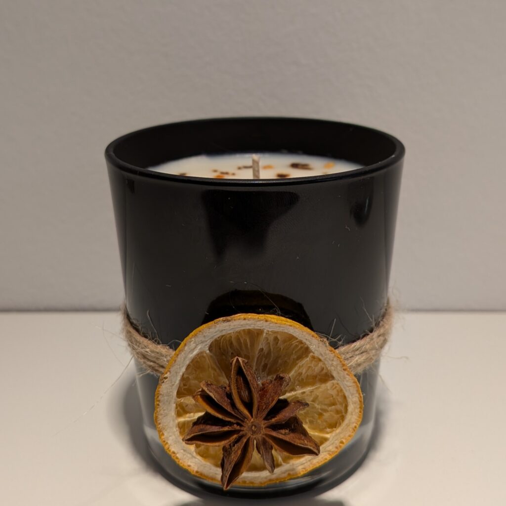 Κερί σε μαύρο γυάλινο βαζάκι