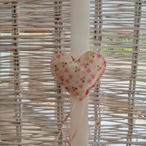 Χειροποίητη πασχαλινή λαμπάδα με υφασμάτινη καρδιά