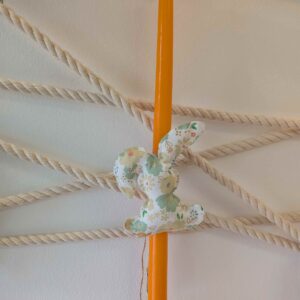 Χειροποίητη πασχαλινή λαμπάδα με υφασμάτινο λαγουδάκι