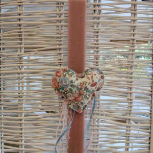 Χειροποίητη πασχαλινή λαμπάδα με υφασμάτινη καρδιά