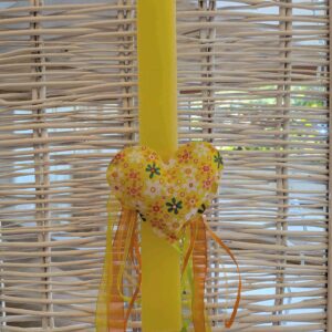 Χειροποίητη πασχαλινή λαμπάδα με υφασμάτινη καρδιά